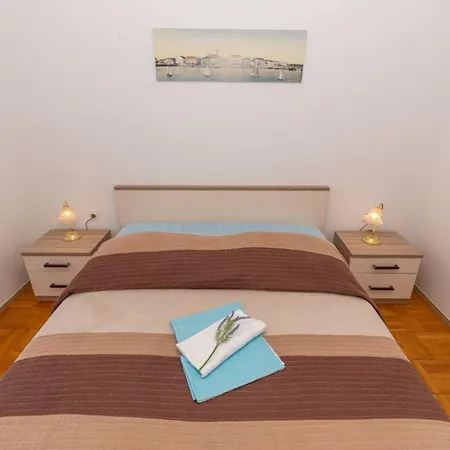 Guest house Three Bedroom In Biograd