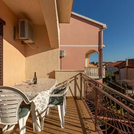 Guest house Three Bedroom In Biograd *