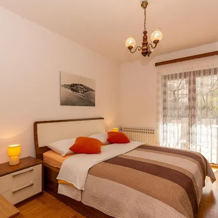 Guest house Three Bedroom In Biograd