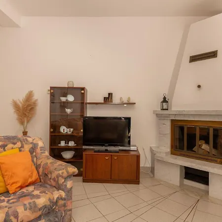 Guest house Three Bedroom In Biograd *